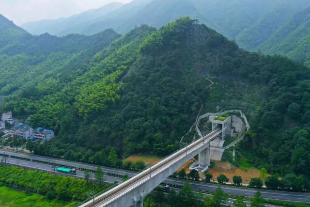 衢宁铁路最新动态，铁路边的温馨故事
